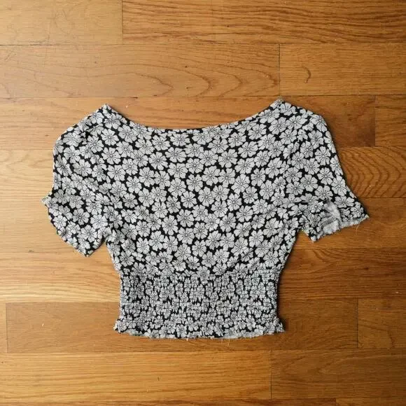 Urban Outfitters Floral Faux Button Black Stone Smocked Top Women's‎ Size XS - Picture 7 of 7
